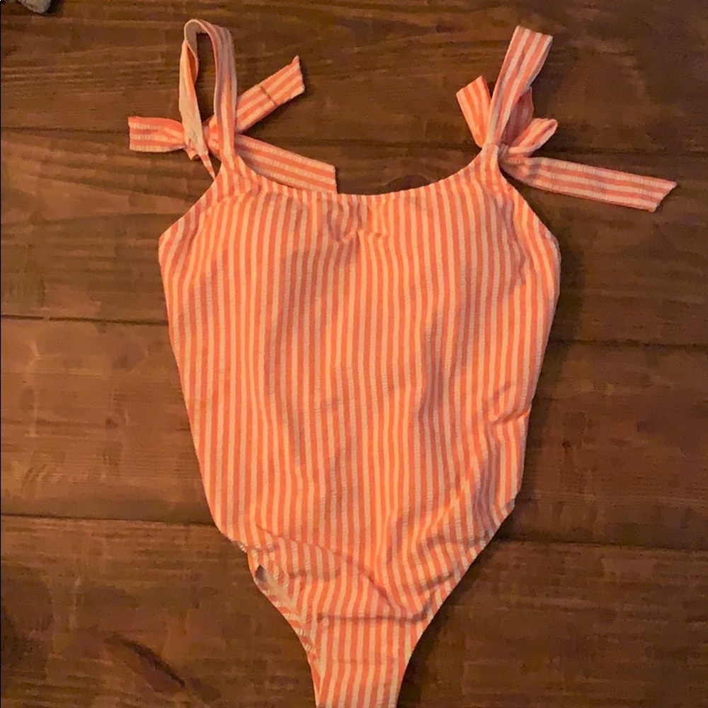 Super cute J Crew one piece🍑✨